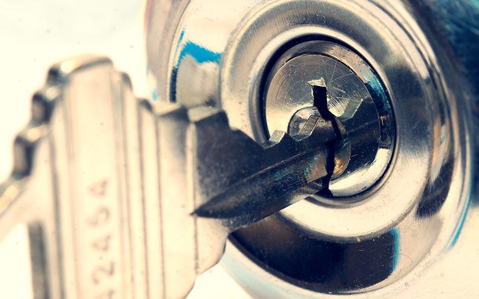 comment ouvrir une porte de garage basculante sans clef Soisy-sur-Seine